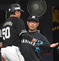 　４回、先制となる生還を果たした石川慎を迎える吉井監督（右）＝撮影・北村雅宏