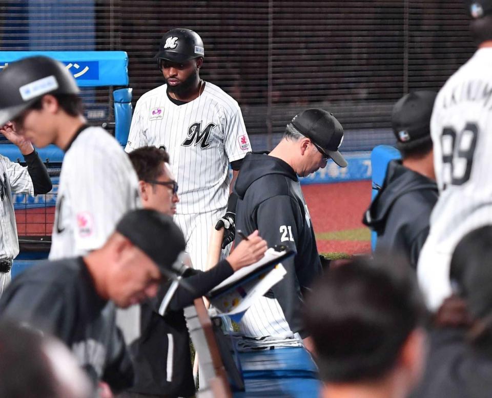 　西武に敗れがっくりの吉井監督（中央右）らロッテナイン（撮影・開出牧）