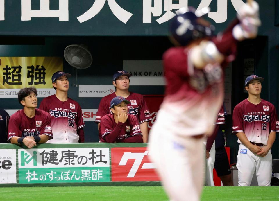 　９回、小郷（手前）の左飛をベンチで見上げる則本（前列中央）ら