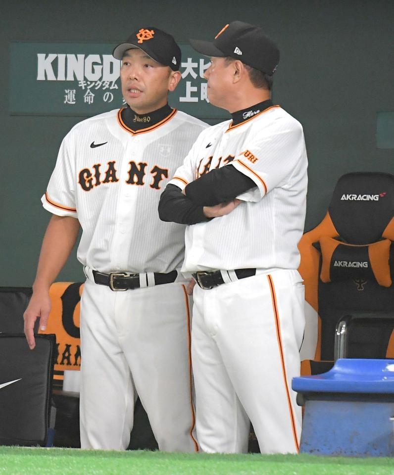 　原監督（右）に話しかける阿部ヘッドコーチ（撮影・佐藤厚）