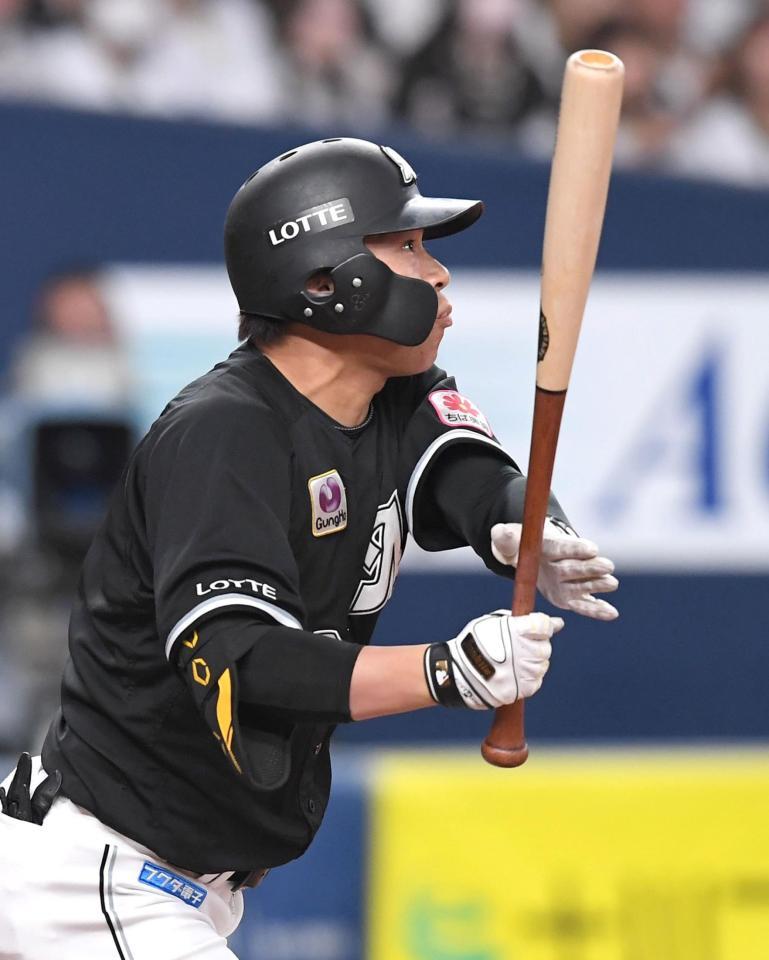 　７回、同点となる２点適時二塁打を放つ角中（撮影・北村雅宏）