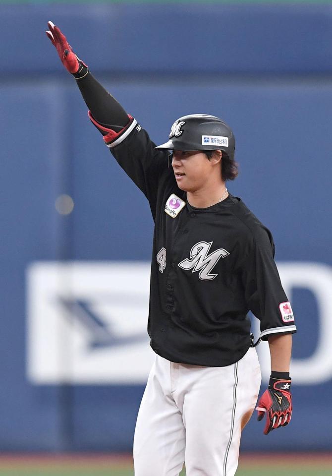 　６回、勝ち越しとなる適時二塁打を放ち、ベンチに向かって右手を上げる藤岡（撮影・北村雅宏）