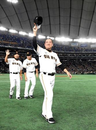 　晴れやかな表情でスタンドのファンにあいさつする原監督