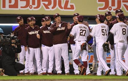 　ナインを出迎える石井監督（撮影・佐々木彰尚）