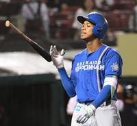 　６回、空振り三振に倒れた万波（撮影・佐々木彰尚）