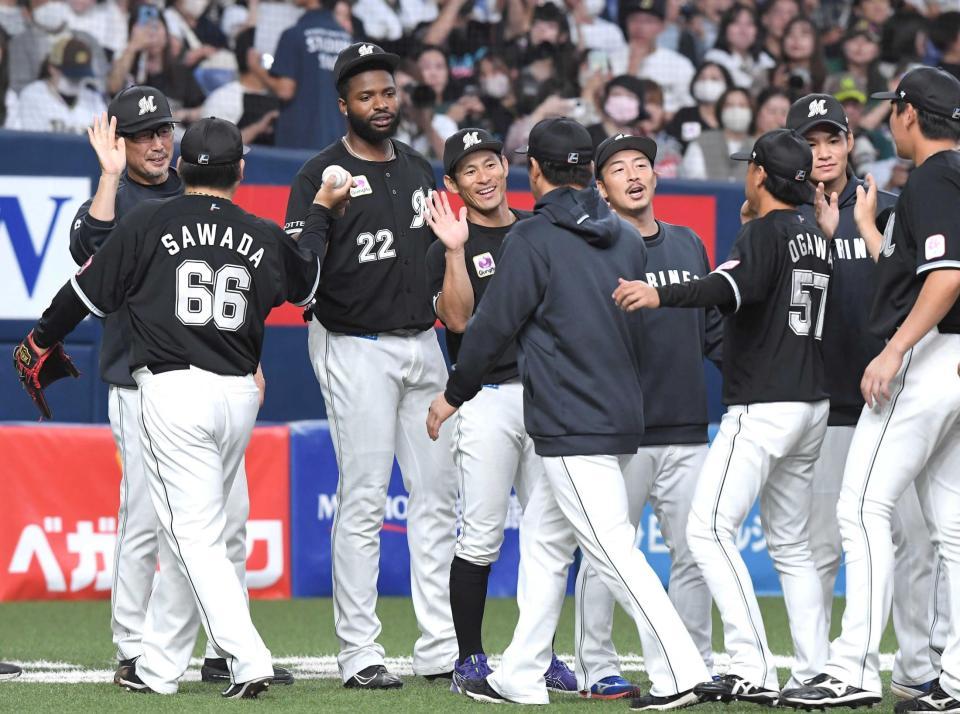 　勝利しナインを迎える吉井監督（左端）＝撮影・北村雅宏