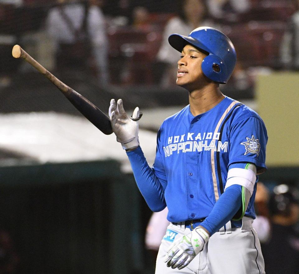 　６回、空振り三振に倒れた万波（撮影・佐々木彰尚）