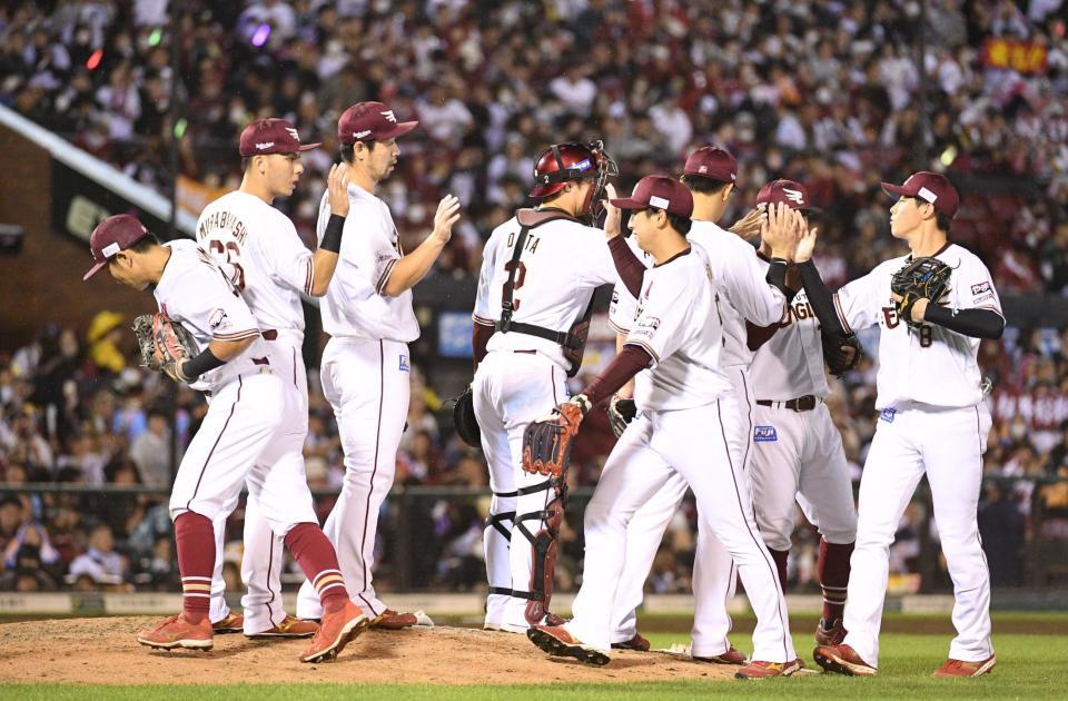 　勝利に喜ぶ楽天ナイン（撮影・佐々木彰尚）