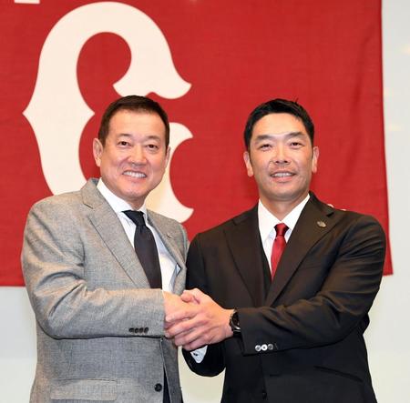 　原監督（左）とがっちりと握手する阿部新監督（撮影・佐藤厚）