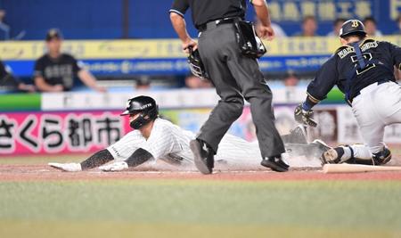 　４回、藤岡の左犠飛で三塁からヘッドスライディングで生還した中村奨（撮影・開出牧）