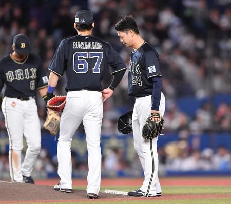 　７回、３連続タイムリーを浴びた黒木（右）＝撮影・開出牧