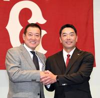 　原監督（左）とがっちりと握手する阿部新監督（撮影・佐藤厚）