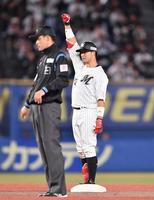 　７回、中越え２点適時二塁打を放ちガッツポーズを決める佐藤都（撮影・開出牧）