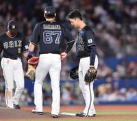 　７回、３連続タイムリーを浴びた黒木（右）＝撮影・開出牧