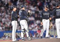 　ロッテ打線に捕まり４回途中で降板した竹安（左端）＝撮影・開出牧