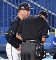 　６回、投手交代を告げる中嶋監督（撮影・開出牧）