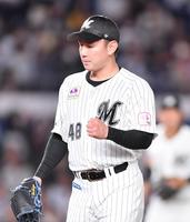 　３回、福田を左飛に打ち取りガッツポーズを決める中村稔（撮影・開出牧）