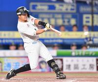 　３回、左前適時打を放つ山口（撮影・開出牧）