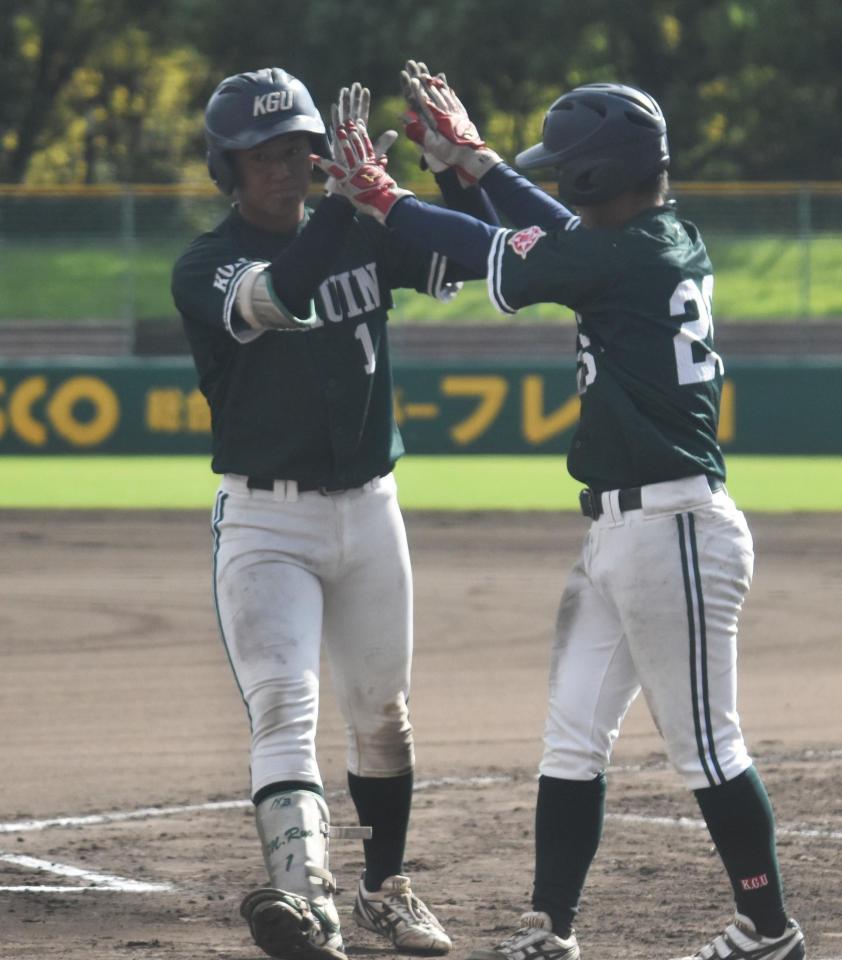 　６回、今季２号となる満塁本塁打を放ち、チームメートとハイタッチする神院大・森川凌（左）