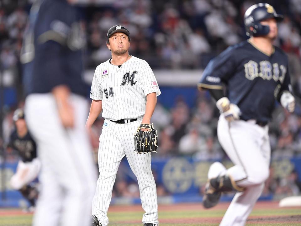 　１回、森（右）を二ゴロに打ち取り貫禄を漂わせる沢村（撮影・開出牧）