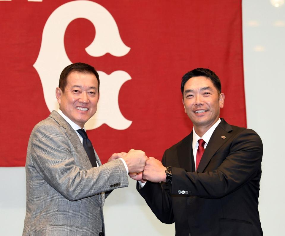 　原監督（左）からバトンを渡される阿部新監督（撮影・佐藤厚）