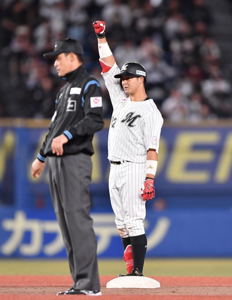 　７回、中越え２点適時二塁打を放ちガッツポーズを決める佐藤都（撮影・開出牧）