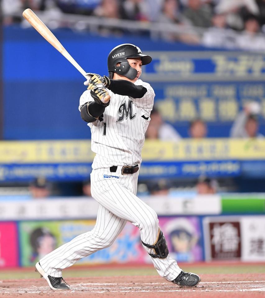 　４回、右越え適時二塁打を放つ藤原（撮影・開出牧）