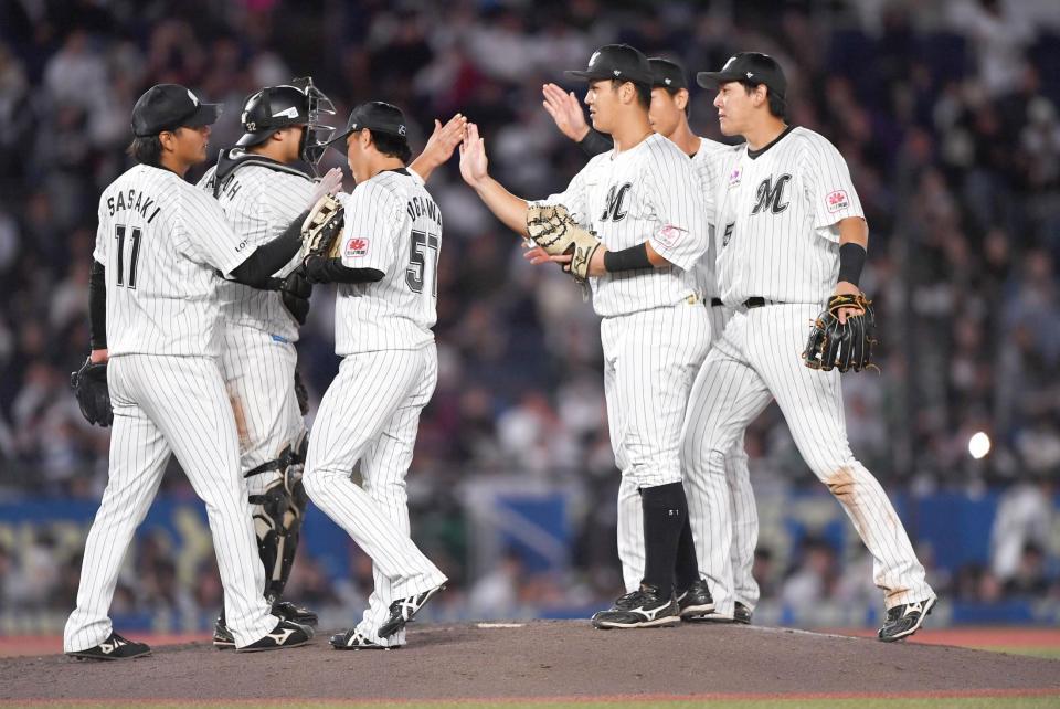 　圧勝しタッチを交わす山口（右から３人目）らナイン（撮影・開出牧）