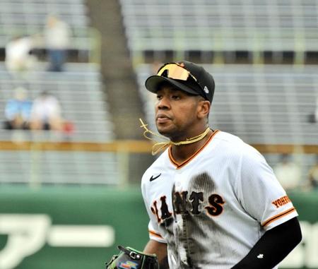 　ユニホームを泥だらけにして攻守に奮闘するオコエ