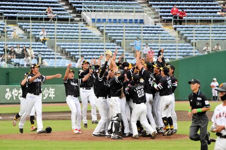 　ファーム日本一に輝き、歓喜の輪を作るソフトバンクナイン