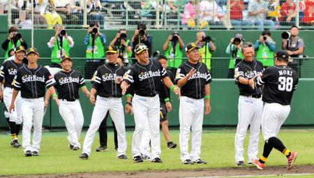 　ファーム日本一に輝き、喜ぶ小久保２軍監督