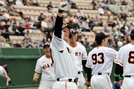 　４回、２ランを放ち右翼スタンドに向けて「熱男ポーズ」を見せる山瀬