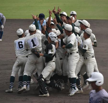 　２年連続での優勝を果たし、マウンドに集まる報徳ナイン