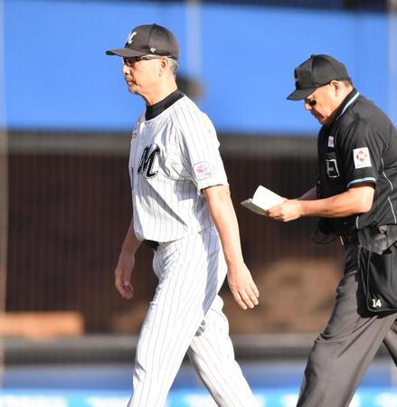 　８回、投手交代を告げた吉井監督（撮影・開出牧）