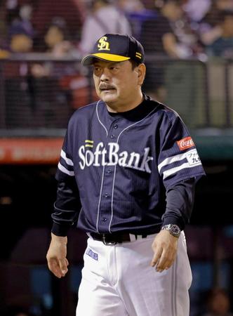 　７回、投手交代を告げた藤本監督