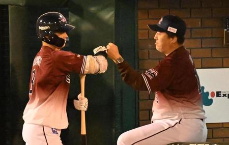 　６回、右越え３ランを放った辰己（左）を迎える石井監督