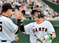 　４回、２ランを放ちベンチ前で喜ぶ山瀬