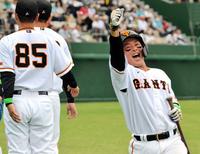 　４回、２ランを放ち右翼スタンドに向けて「熱男ポーズ」を見せる山瀬