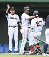 　４回、２ランを放った山瀬（６７）を出迎える二岡２軍監督