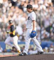 　９回、杉本（左後方）に右越えソロを打たれた益田（撮影・開出牧）