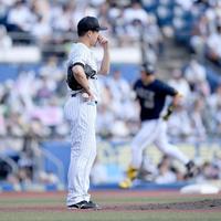 　４回、杉本（右後方）に勝ち越しのソロを打たれた西野（撮影・開出牧）