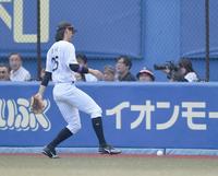 　１回、セデーニョの中前打をファンブルしボールを追いかける岡（撮影・開出牧）