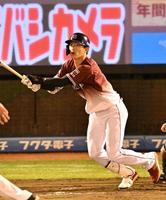 　６回、右越えに３ランを放つ辰己