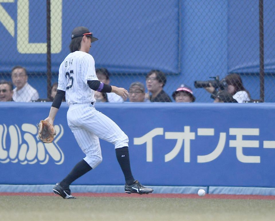 　１回、セデーニョの中前打をファンブルしボールを追いかける岡（撮影・開出牧）