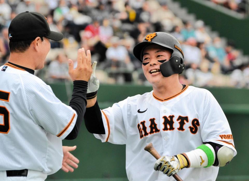 　４回、２ランを放ちベンチ前で喜ぶ山瀬