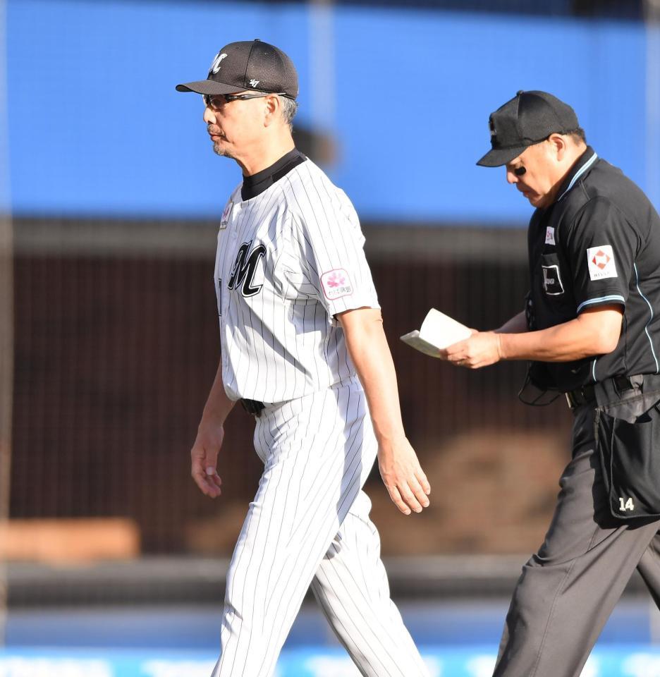 　８回、投手交代を告げた吉井監督（撮影・開出牧）