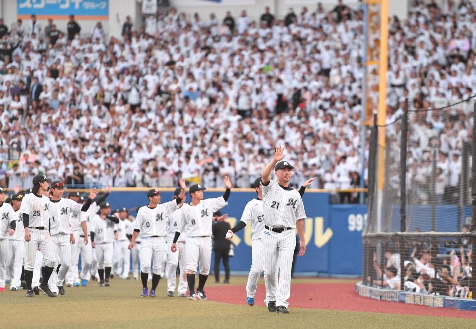 　試合後のセレモニーで場内を一周しファンに手を振る吉井監督（右手前）らロッテナイン（撮影・開出牧）