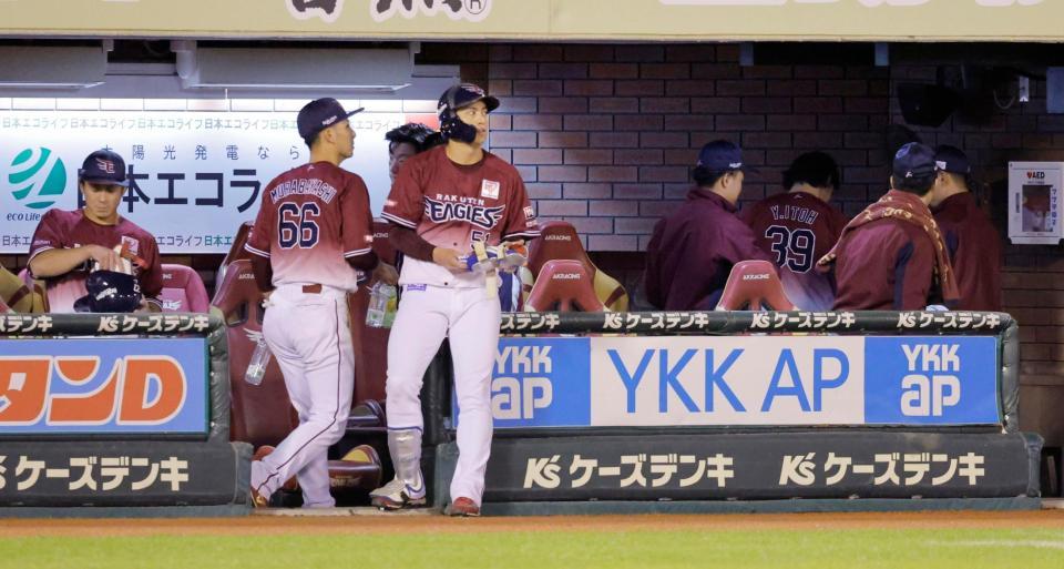 　ソフトバンクと引き分け、引き揚げる楽天ナイン