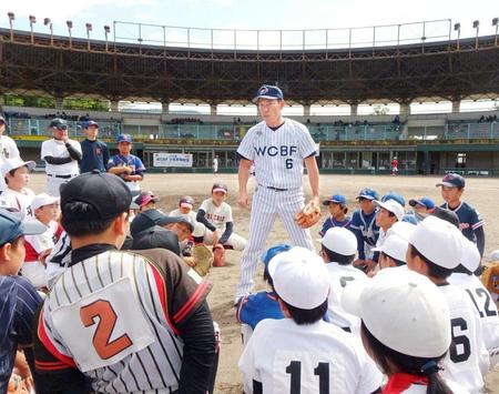 　野球教室で子どもたちを指導する井端監督