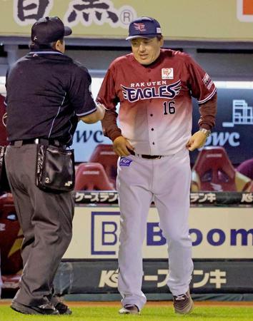 　４回の攻撃を終え、投手交代を告げる石井監督